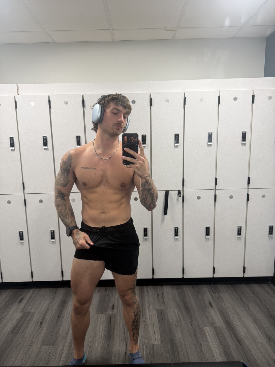 Smigosss locker room physique photo